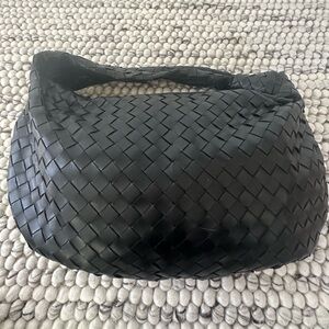 Like new . Used once
Bottega Venetia small Jodie  bag